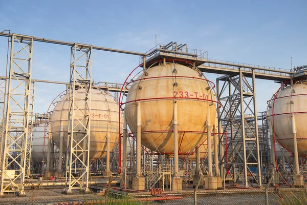 Zbiornik paliwa w rafinerii — Zdjęcie stockowe