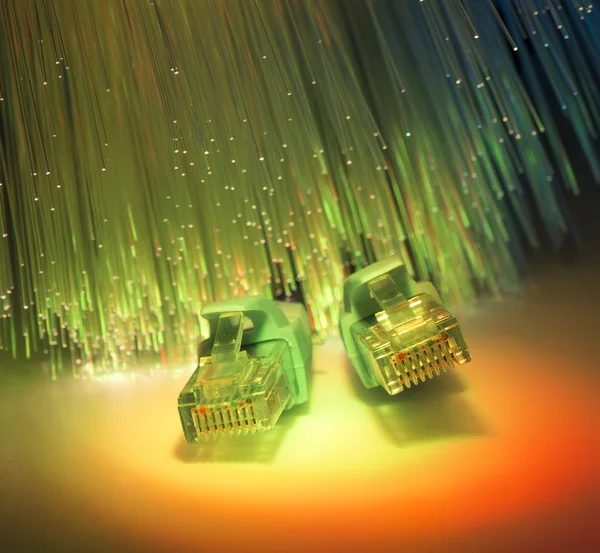 Hálózati kábel high-tech technológiával színes háttér — Stock Fotó
