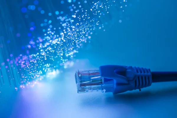 Cable de red con fondo de color de alta tecnología — Foto de Stock