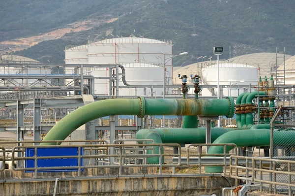 Bir rafineri büyük sanayi petrol tankları — Stok fotoğraf