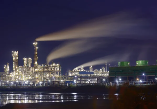 Petrochemical oil refinery plant at night — Stok fotoğraf