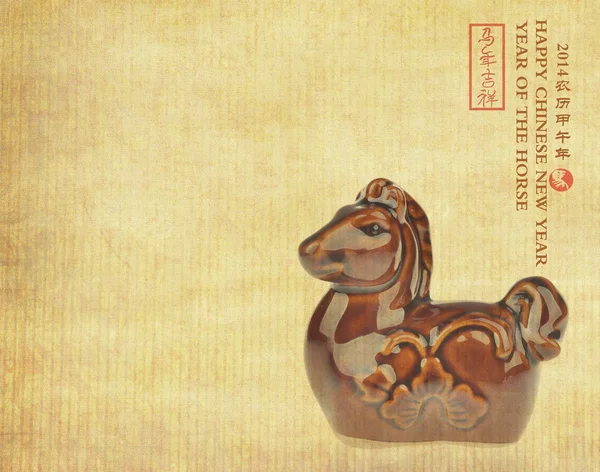 Keramische paard souvenir op oud papier, chinese kalligrafie. woord fo — Stockfoto