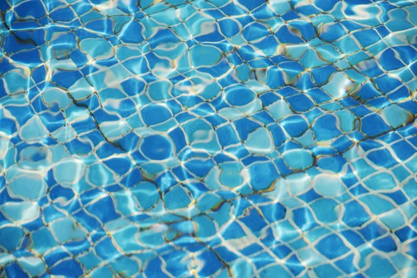 Освіжаюча блакитна вода з басейном — стокове фото
