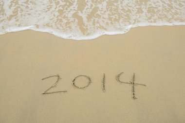 yıl 2014 el denizin önünde beyaz kum üzerinde yazılı