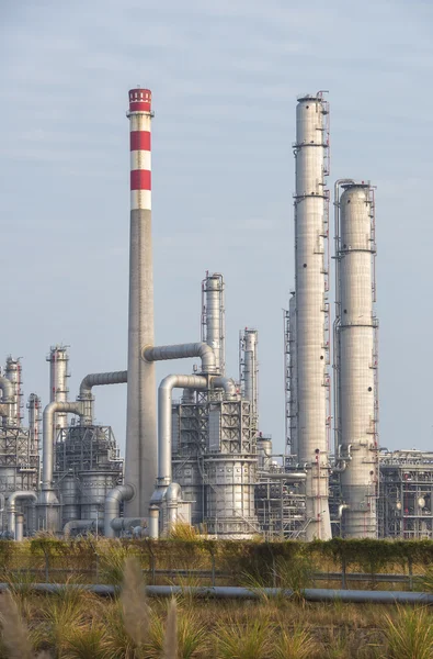 Grandes tanques de petróleo industrial em uma refinaria — Fotografia de Stock