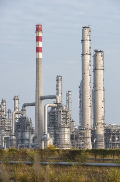 Grandes tanques de aceite industrial en una refinería —  Fotos de Stock