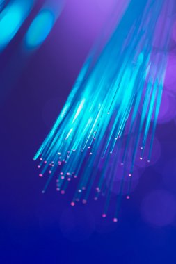 Optik fiber dinamik teknoloji arka planının derinliklerinden uçuyor.