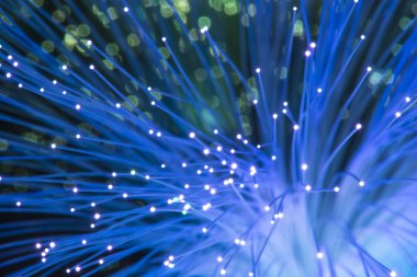 Optik fiber dinamik teknoloji arka planının derinliklerinden uçuyor.