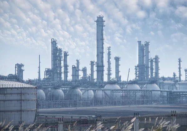 Grote industriële olietanks in een raffinaderij — Stockfoto