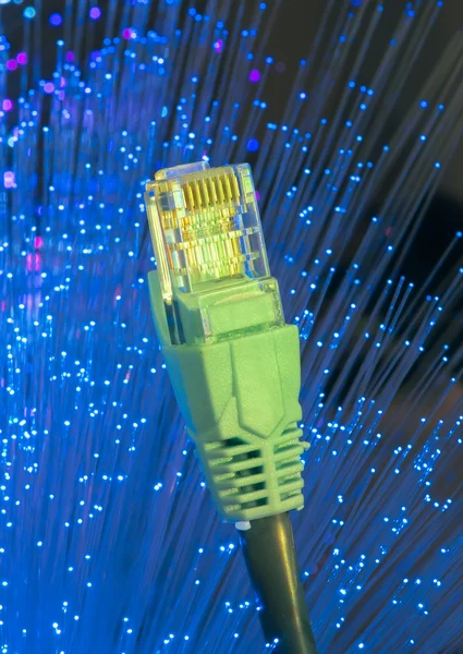 Câble réseau avec fond couleur de haute technologie — Photo