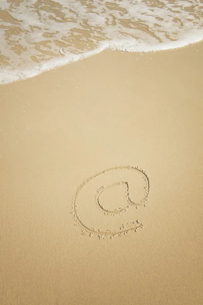 E-Mail-Symbol-Zeichnung am Strand — Stockfoto