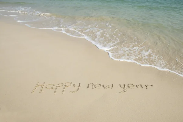 Felice anno nuovo messaggio sulla spiaggia di sabbia — Foto Stock