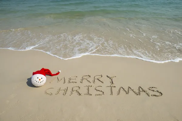 Feliz Navidad escrito en la playa tropical de arena blanca con Navidad s —  Fotos de Stock