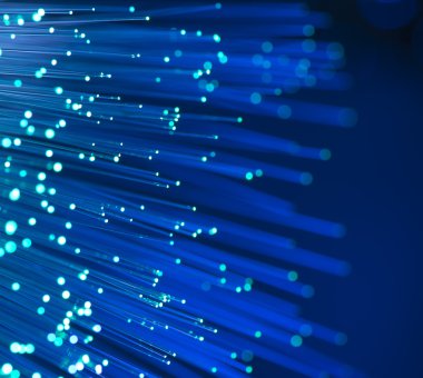 Optik fiber dinamik teknoloji arka planının derinliklerinden uçuyor.