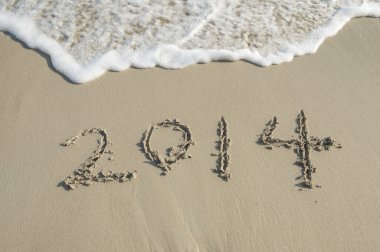 yıl 2014 el denizin önünde beyaz kum üzerinde yazılı