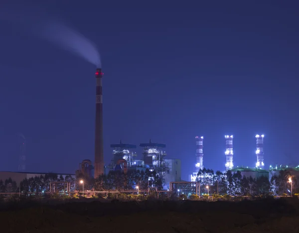 Instalação industrial de refinaria com caldeira industrial à noite — Fotografia de Stock