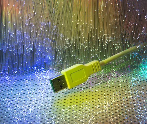 Enchufes USB de primer plano con fondo de fibra óptica —  Fotos de Stock
