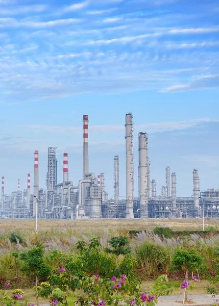 Grandes tanques de petróleo industrial em uma refinaria — Fotografia de Stock