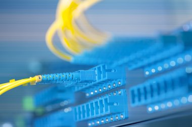 Fiber optik ekipmanlı teknoloji merkezi