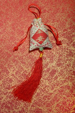 Geleneksel Çin düğümü, kaligrafi mutlu yıllar demek.