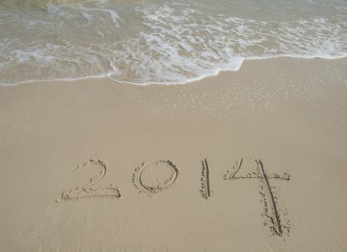 yıl 2014 el denizin önünde beyaz kum üzerinde yazılı