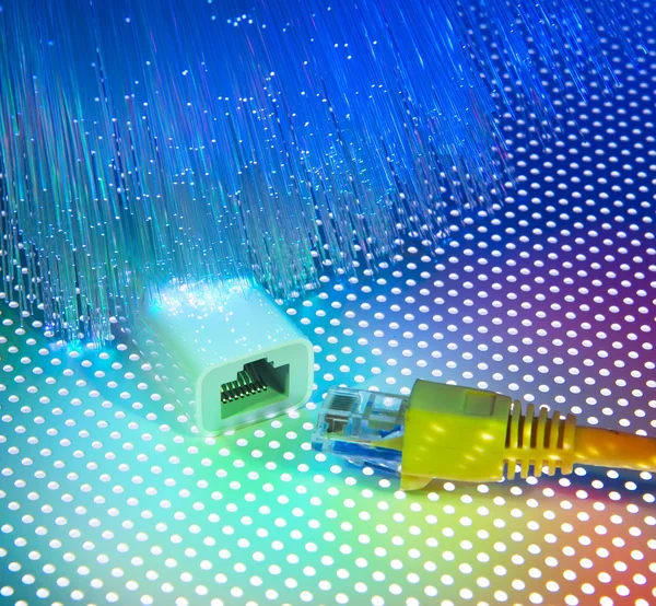 Cavi di rete e primo piano del mozzo con sfondo in fibra ottica — Foto Stock