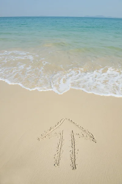 Der Pfeil steht im Sand — Stockfoto