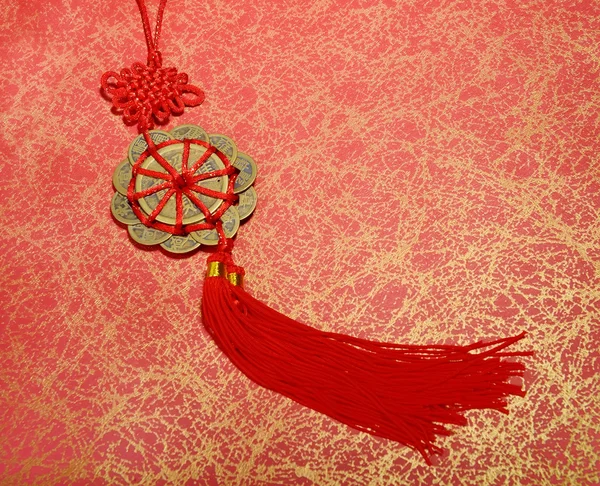 Geleneksel Çin düğümü, kaligrafi mutlu yıllar demek.