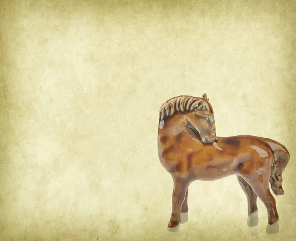 Souvenir di cavallo in ceramica su vecchia carta, 2014 è l'anno del cavallo — Foto Stock