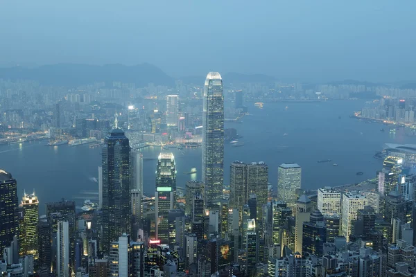 Hong Kong panorama del horizonte de la ciudad por la noche con Victoria Harbor un — Foto de Stock