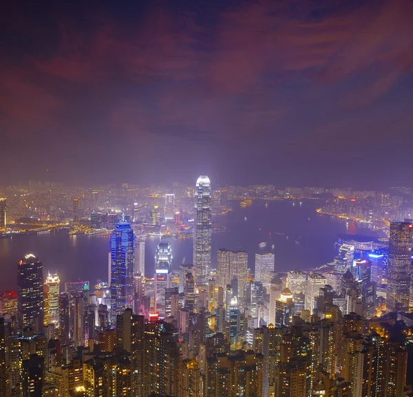 在晚上与维多利亚港香港城市天际线全景 — 图库照片