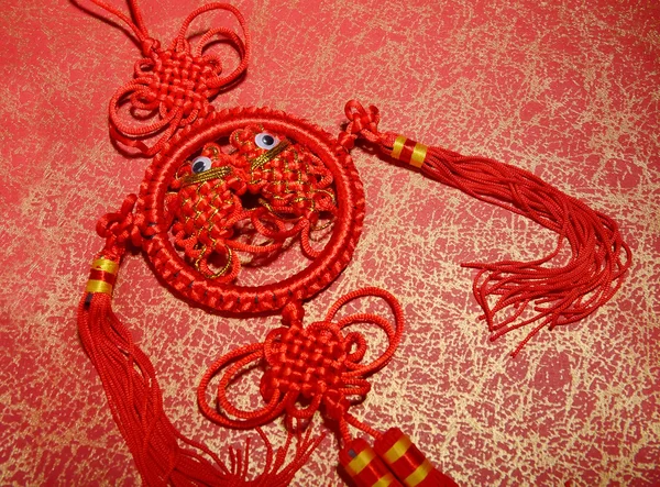 Traditioneller chinesischer Knoten, Kalligraphie bedeutet ein frohes neues Jahr — Stockfoto
