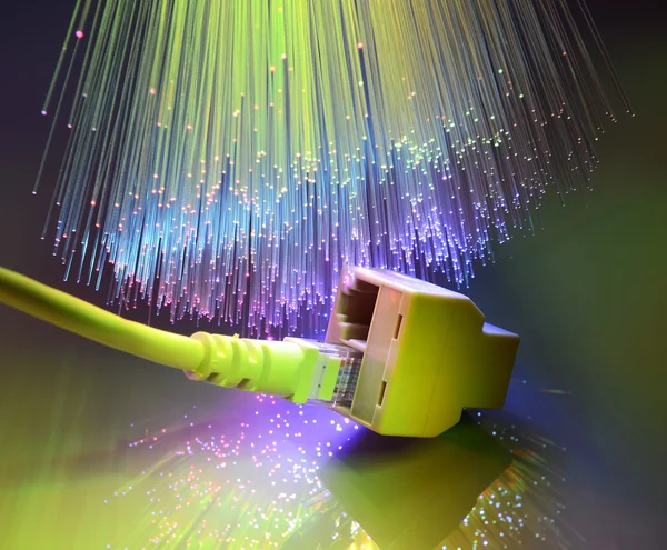 网络电缆和集线器特写与纤维光学背景 — 图库照片