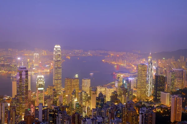 Hong Kong panorama del horizonte de la ciudad por la noche con Victoria Harbor un —  Fotos de Stock