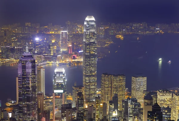 在晚上与维多利亚港香港城市天际线全景 — 图库照片
