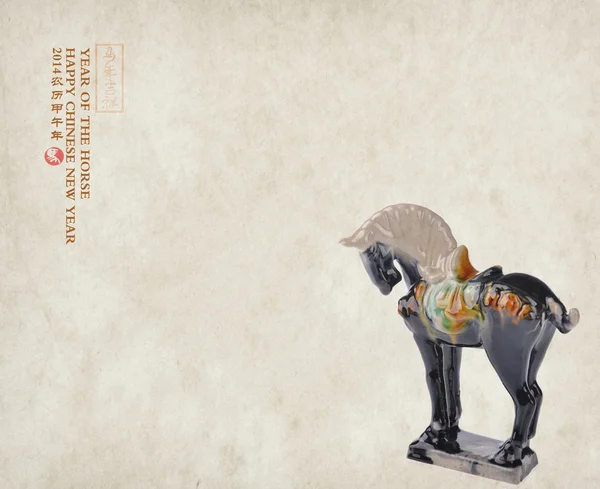 Recuerdo de caballo de cerámica sobre papel viejo, caligrafía china. palabra fo — Foto de Stock