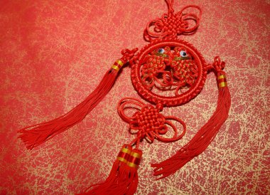 Geleneksel Çin düğümü, kaligrafi mutlu yıllar demek.