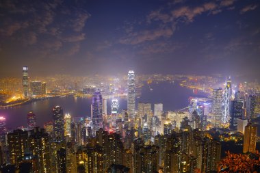 Hong kong şehir manzarası panorama victoria limanı ile gece bir
