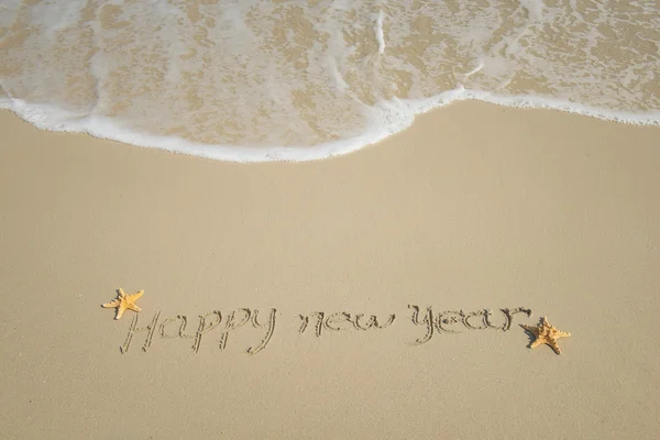 Frohes neues Jahr in den Sand geschrieben — Stockfoto