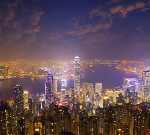 Hong Kong panorama del horizonte de la ciudad por la noche con Victoria Harbor un —  Fotos de Stock