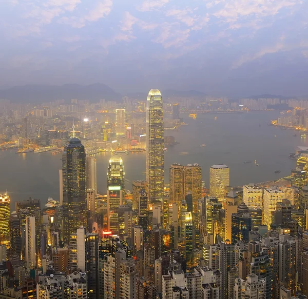 在晚上与维多利亚港香港城市天际线全景 — 图库照片
