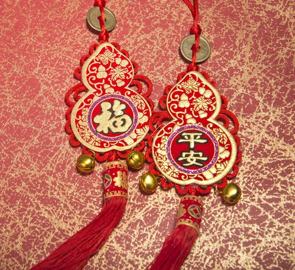 Tradycyjny chiński węzeł, kaligrafia oznacza szczęśliwy Nowy Rok — Zdjęcie stockowe