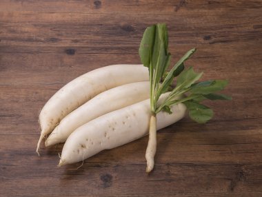 Ahşap arka planda Daikon turpu