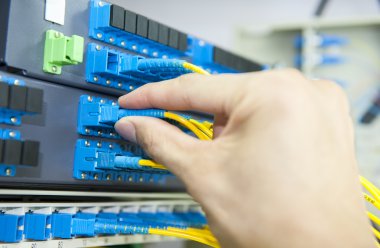 Fiber optik ekipmanlı teknoloji merkezi