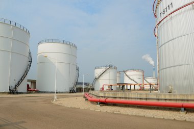 bir rafineri büyük sanayi petrol tankları