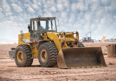 bir inşaat alanı üzerinde buldozer
