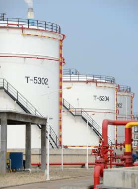 bir rafineri büyük sanayi petrol tankları