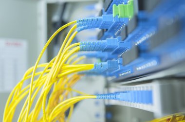 optik fiber bilgi teknolojisi ile veri aktarımı.