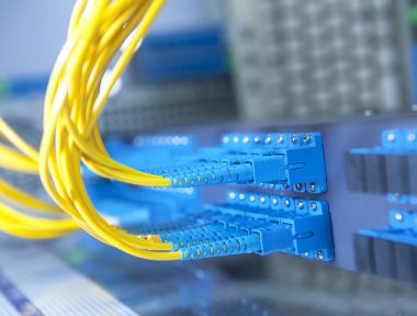 Fiber optik ekipmanlı teknoloji merkezi