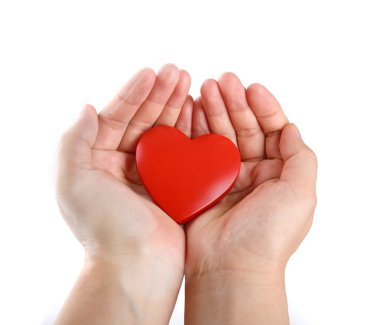 Eller kırmızı kalbi tutuyor.